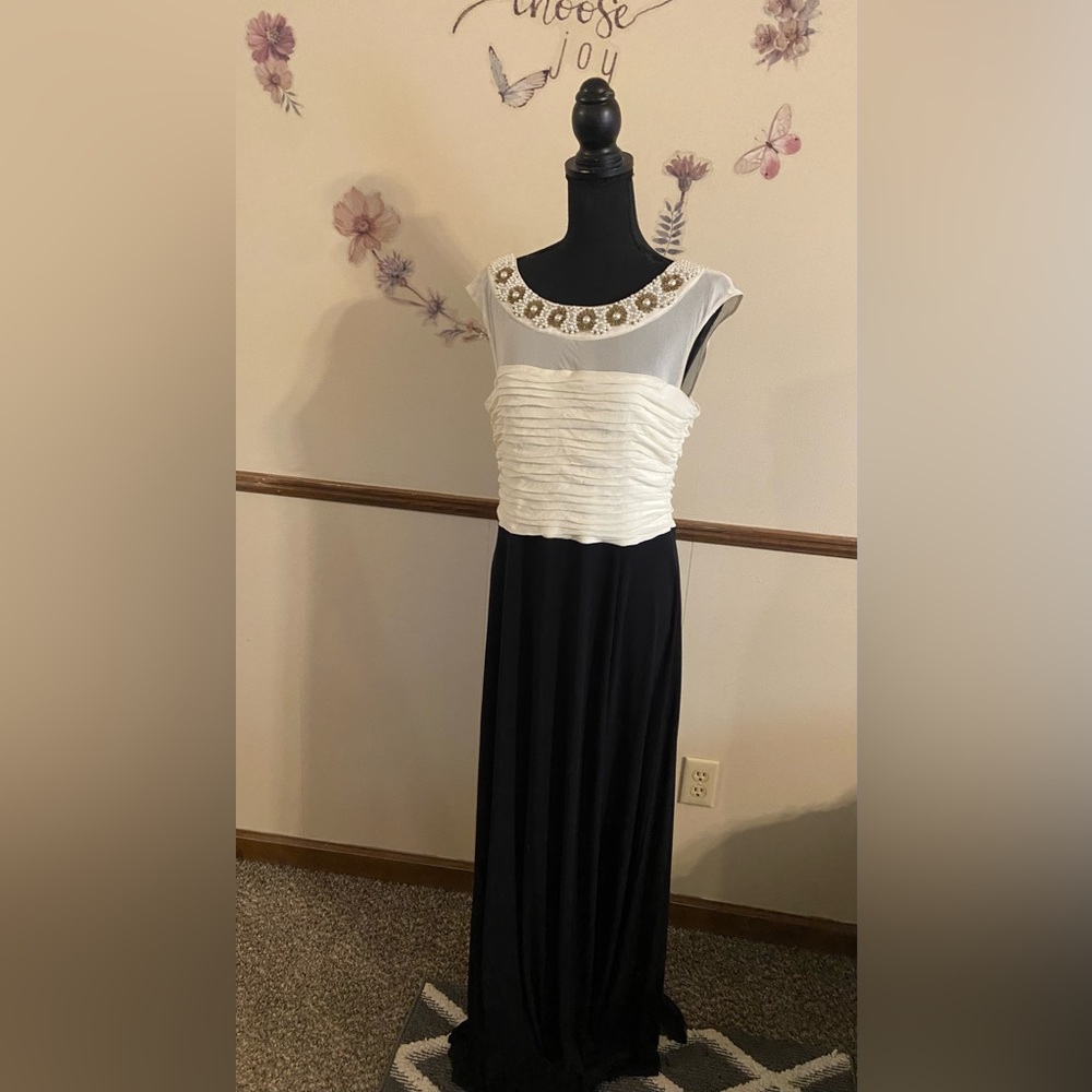 🐝NEW LISTING SANGRIA SIZE 14 semi formal